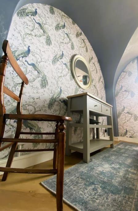 Stay In A Castle! Unique & Luxurious Historical Apartment, Self Contained, Free Parking & Wi-Fi 切斯特 外观 照片