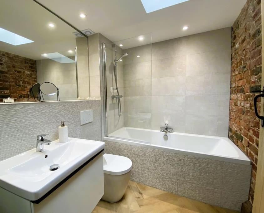 Stay In A Castle! Unique & Luxurious Historical Apartment, Self Contained, Free Parking & Wi-Fi 切斯特 外观 照片